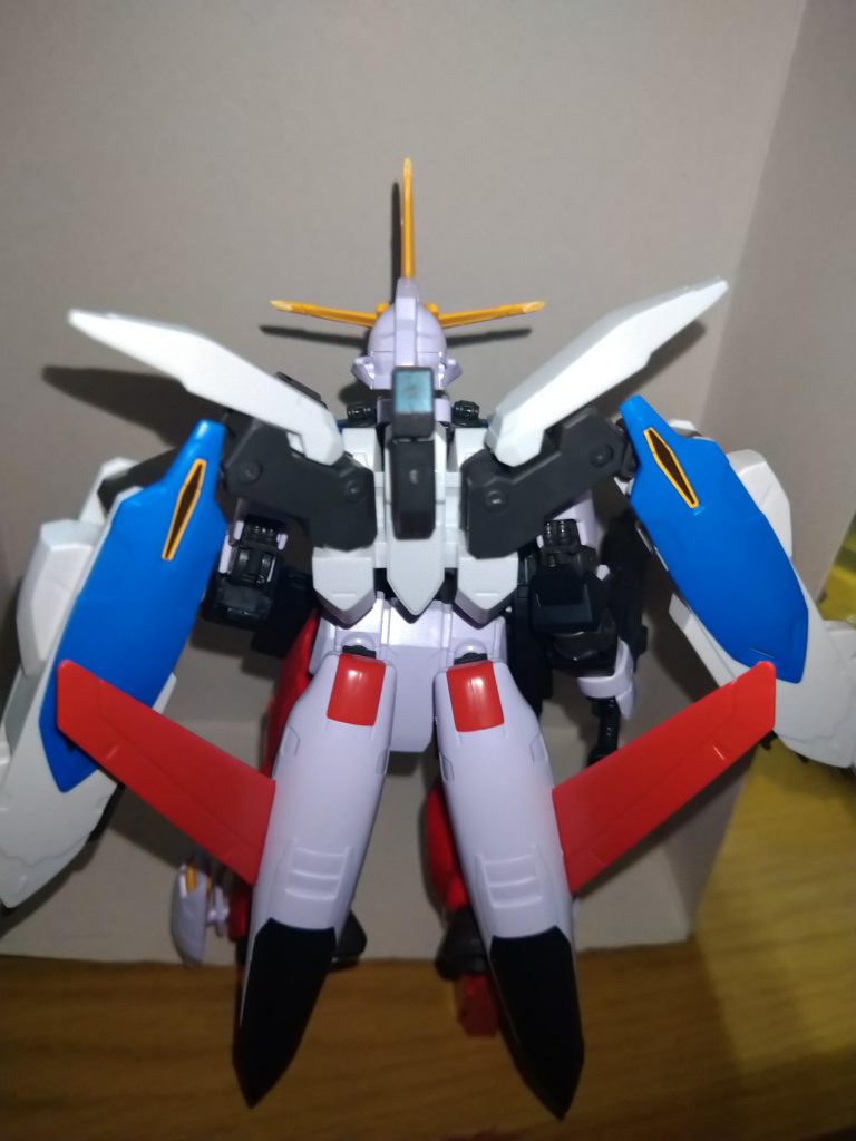 バックパックにアスタロトオリジンのパーツを取り付けるために接着しました