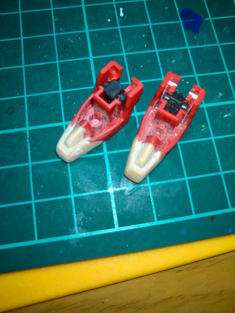 足はパテで好みの感じに…大まかにパテを盛ったら次の日にあっ！と、後悔しながらも削ったらいい感じに…なんとか出来て良かったです…