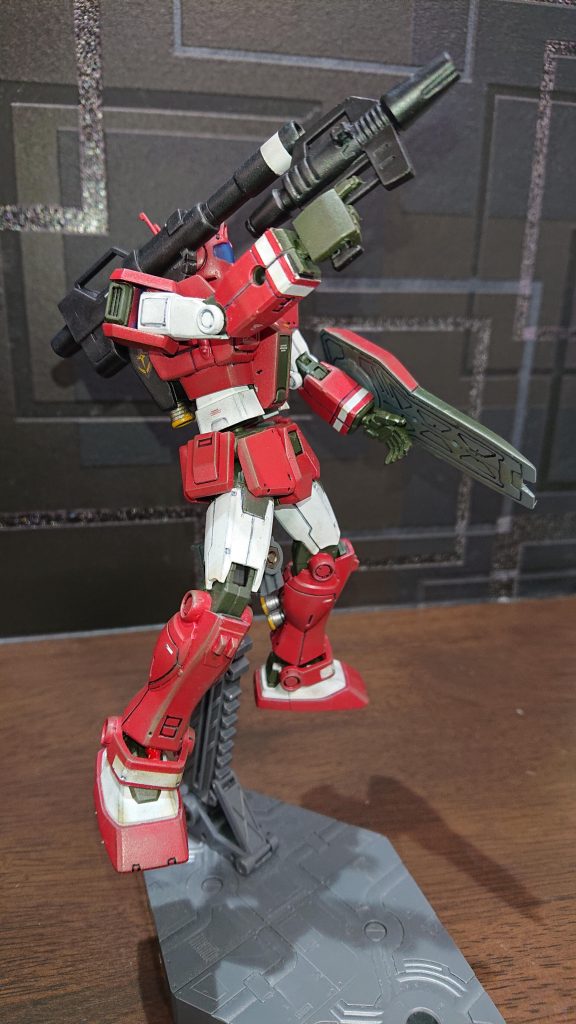 スプレーガンを持って。今回使用したカラーは以下の通り。初めてクレオスを使いました。T:タミヤ     C:クレオス 装甲赤:Cあずき色(赤2号)装甲白:Tマットホワイトフレーム等、濃緑:Tダークグリーン武器等、黒:Tマットブラックバーニア銀:Tライトガンメタル一部黄:Cキャラクターイエローつや消し仕上げ 黄色が全く隠蔽力が無くてびっくりしました。勉強になりました。