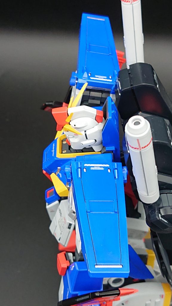 大型の肩のパーツに少しと、顔の下の胸の部分にちょこちょことディテールでアクセントが付いたかな?