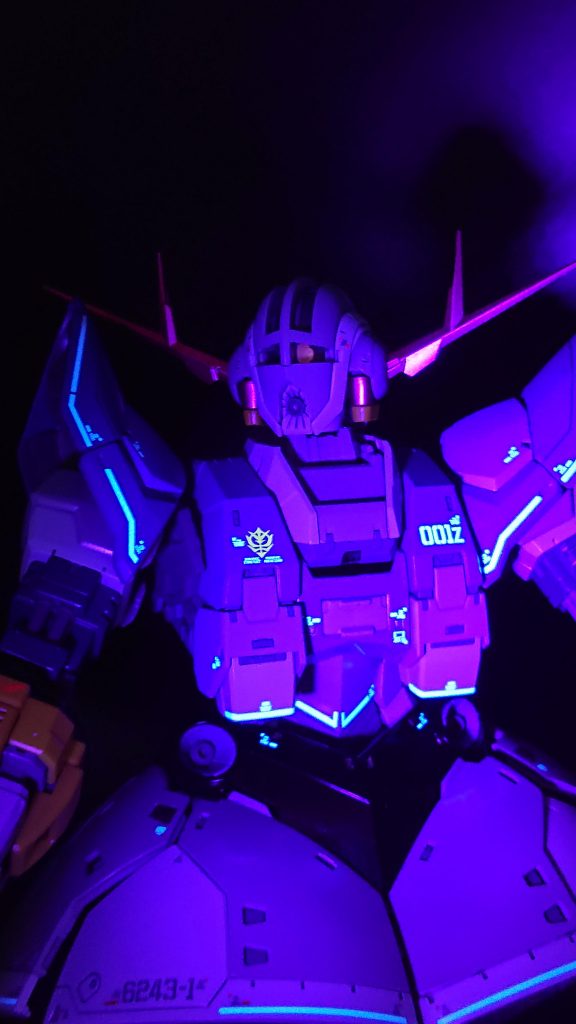 蛍光のデカールを使ってるので、ブラックライトで、怪しく光るのがお気に入りです(笑)