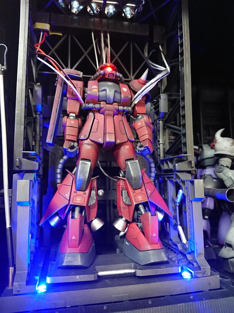 イヤホンコードや各種リード線で整備している風情に仕立てました