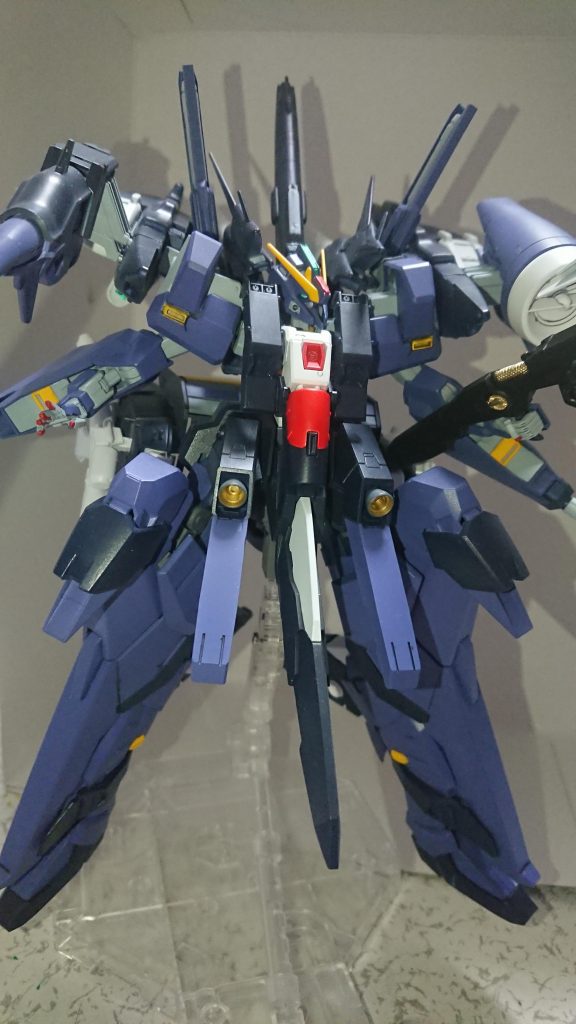 2号機拠点強襲型のデータから、ハイゼンスレイⅡ用の高速強襲ユニットを開発。Sガンダムのディープストライカーに対抗した高速強襲ユニットを装備した形態。背面、肩部、腰部に大型ブースターを装備し、16基のバーニアによる圧倒的な加速を得る。二基のIフィールドジェネレータを搭載し、ビーム兵器には強固な防御力を誇る。脚部には、プロペラントタンクを内蔵したユニットも追加されている。追加パーツの総称はHit-and-run tactics systemの頭文字をとってHarts、ハーツ。機体名:TR-6 【HAZE’N-THLEY-Ⅱ -Harts】 ハイゼンスレイⅡ・ハーツ 武装:ビームスマートガンⅡ、ビームカノン×4、ハイビームガン×2、ハイビームランチャー、肩部ビームカノン、グレネードランチャー×4発、小型Iフィールドジェネレータ、大型Iフィールドジェネレータ、リフレクターインコム