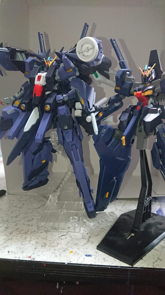 カラーレシピ紫:ミディアムブルー+パープル+ミッドナイトブルー 5.5 : 4 : 0.5紺:ブルーFS15044黄色:ガンダムイエローアニメ版グレー:エアクラフトグレー赤:モンザレッド白:クールホワイト+エアクラフトグレー少々カメラグリーン:GXメタルグリーンバーニア内部:4アーティストマーカーのゴールドトップコート:スーパークリアーⅢ+スーパークリアー艶消し 6:4         通常のティターンズカラーより1つトーンを落としてみました。塗るとこ多くて大変でした。観閲ありがとうございました。