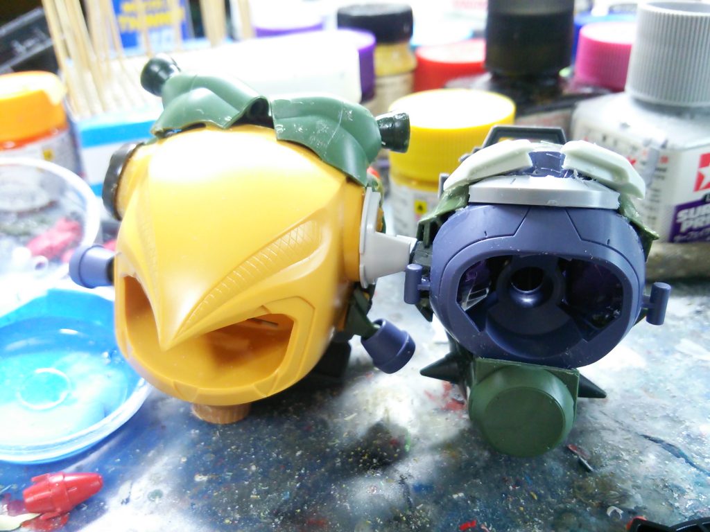 どくどくレロ:フォース・「メメント・モリ」のダイバーが、ザクレロをマタドガスに見立ててビルドした。コロニーへの毒ガス攻撃を行う部隊に配備された特殊機で、スモーク機能はGBNでは攪乱に使われる。設定状大きな方の本体内部は空洞。他のダイバーや爆薬などを乗せられる。設定上火力はそこまで高くはなく、「どくどく」のようにじわじわ相手を追い詰める方が得意。当時のブログ側のまとめページはこちら。当時の設定や製作秘話などはそちらでどうぞ・・・もちろん、今この機体が戦うのはガンプラバトルではなくGBNなので設定を結構変えたりもしています。