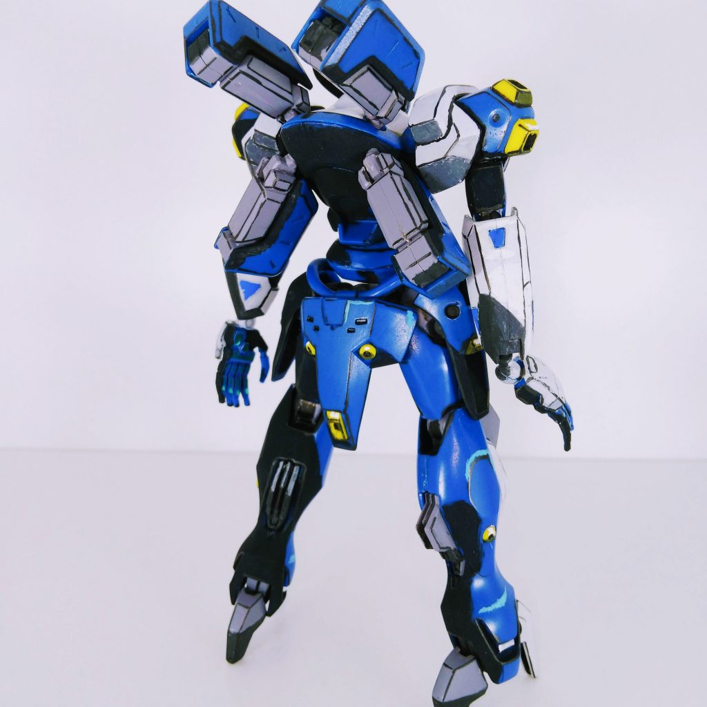 手首パーツがこれしかなく、右手首は常に曲げた状態・・・。