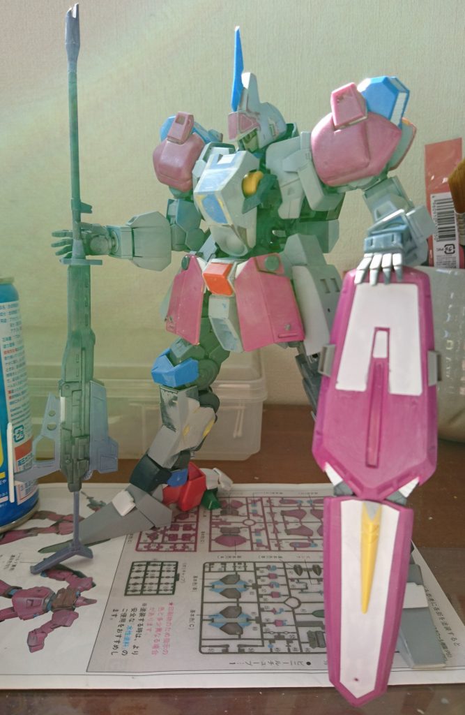 製作途中あ~ライフルはこんな構成になってたのか!しかし何のパーツかは思い出せない・・・。まさにミキシングしてるなって画像ですね。