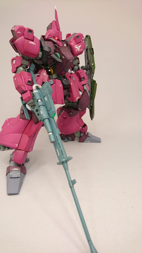 右ななめからこのライフルはいったいどうやって作ったんだろ。忘れた・・・。でもガルバルディにロングレンジのライフルって似合うなと自画自賛w