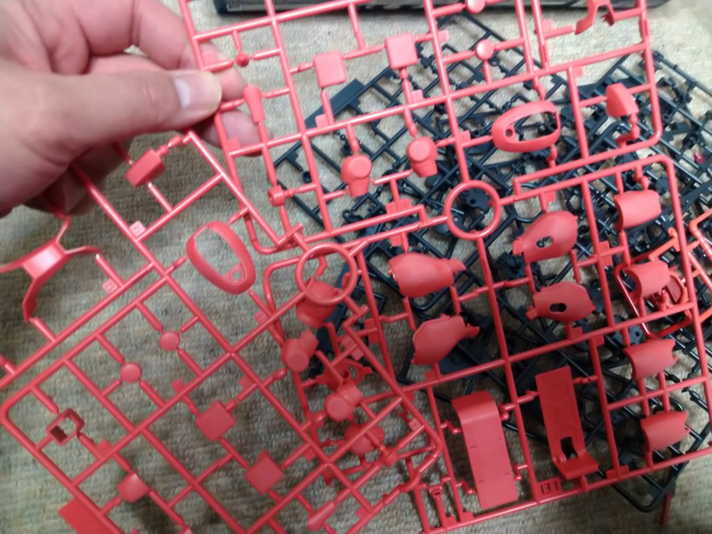 最初はランナー毎エアブラシしましたが切り口未処理が目立つので‥