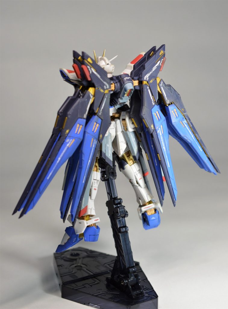 バックショットです。バックパックが重くて自立させにくいのが難ですが、とにかくカッコいい機体ですね。被弾するイメージの機体ではないのでウェザリングはエッジ部を中心にあっさり目です。