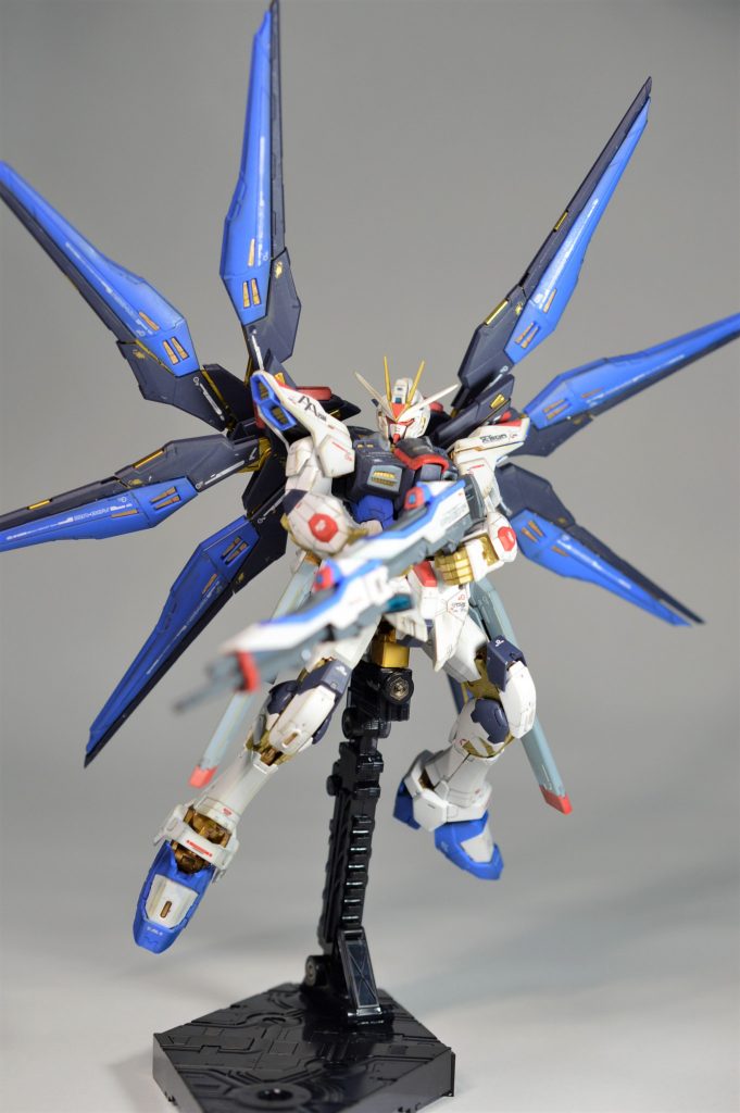 ビームライフル両手持ち。ほとんど見えませんが肩アーマーやスカートの内側を焼鉄色に塗りました。