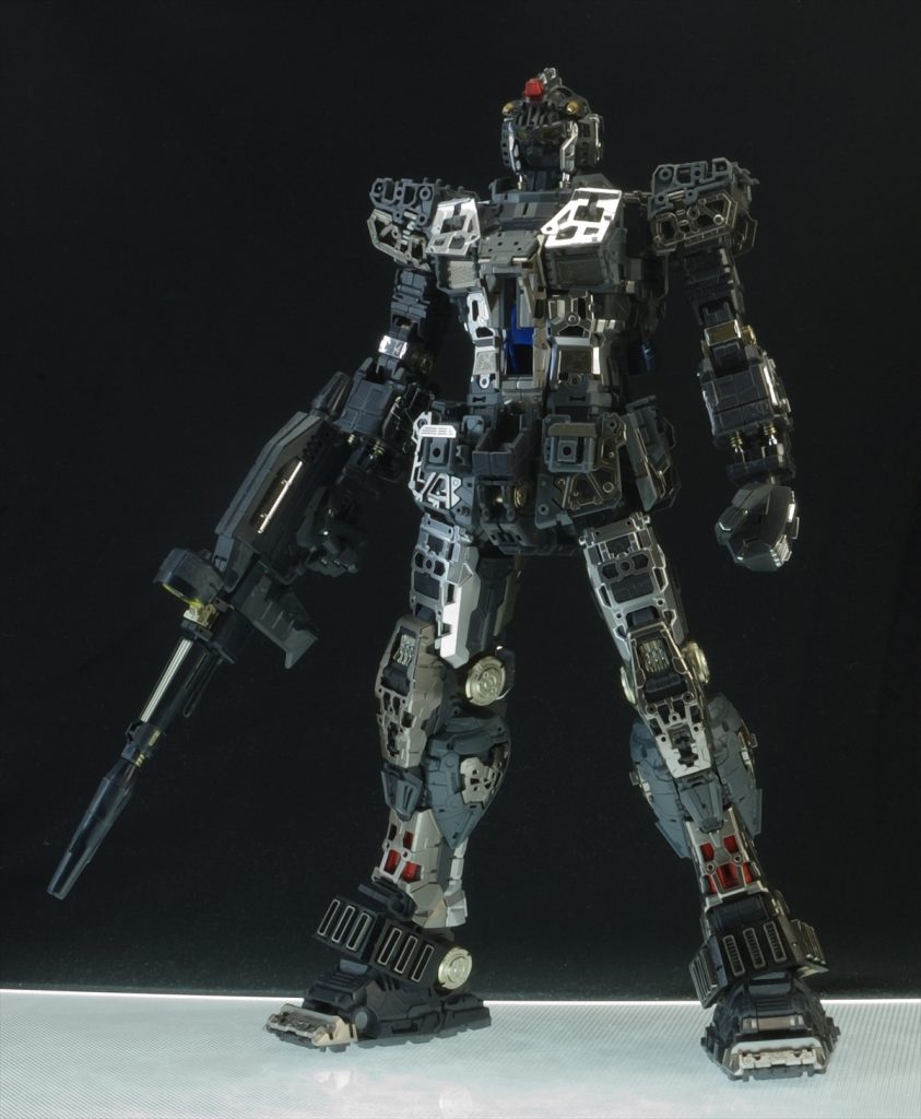 インナーフレームは可動重視で無塗装。トラスフレームのメタリックグレーのパーツは整形上できるマーブル模様を消すために塗装してあります。