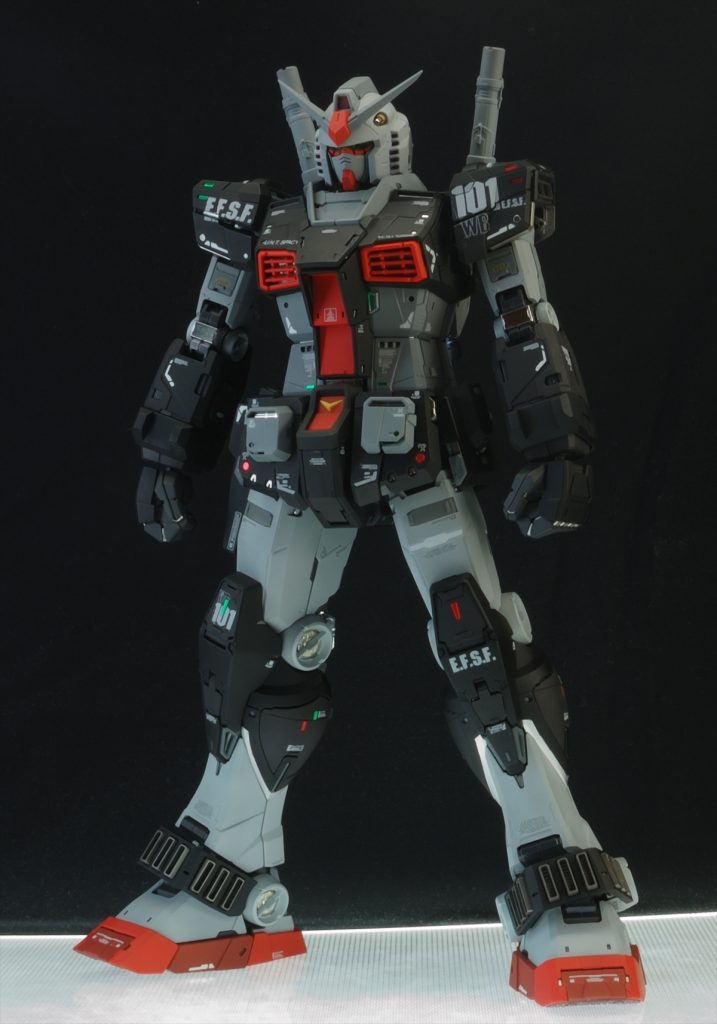 前腕部の突起はライフルを構えた時に邪魔になるので最小限の出っ張りにとどめました。