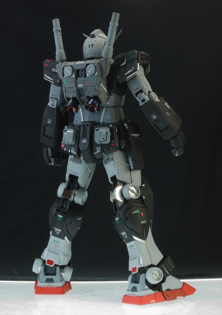 右腰のホルスターのような形状のものはプラ材で作成。