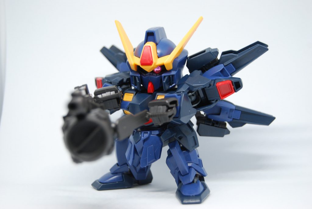 原作のゲーム自体はやったことないのですが、将来うっかり塗りたくなった時に備えてシールすら貼らなかったのにまあカッコイイこと。人気機体なのも頷けます。弱点はモノアイ機ゆえに真正面からのショットが決まらないことぐらい？（笑）