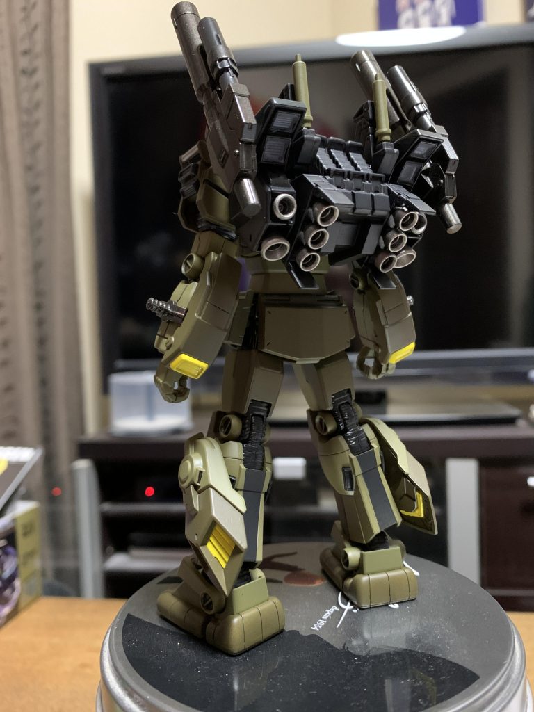 あれよあれよと塗装済み画像↑。最初はガンダムヘッドを考えていましたが、なんとなくジムヘッドに変更。んー たぶん、パワードジムのヘッドだと思います。ちなみに、バックパックにあるマドロックのビームサーベルはヤメて、もう1種類のビーム砲をジャンクパーツから作成。ふむふむ、バックパックのバーニアが陸戦型ガンダムのとマドロックのが上手く共存している気が...。そもそもミキシングを考えたきっかけが、このバックパック合うんじゃねぇ？でしたから。