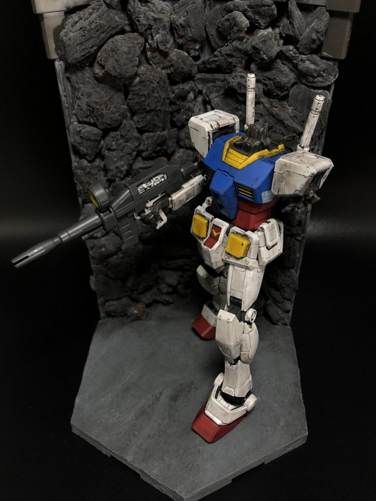 ガンダム単体。いつもの、整形色にウェザリングカラー塗りたくっただけの横着仕上げ。写真撮り忘れましたけど、ジオングも同じ感じです。