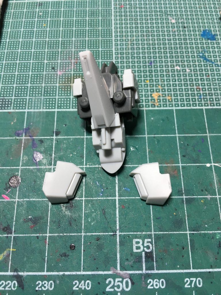 　プリムローズⅡは以前のフルドドⅡの制作時、正面左右のダクトの塗り分けが大変だったので、分割して塗装しやすくしました。　塗装はガンダムマーカー中心です。ただでさえパーツが多すぎるので部分塗装にも一苦労…赤＝ガンダムマーカー　ガンダムレッド黄＝同イエロー紺＝同ティターンズブルー緑＝同アイグリーン黒＝同ブラック金＝同ゴールドガンメタル＝同ヘビーガンメタリック銀＝同シャインシルバーグレー1＝同グレーグレー2＝同メカグレーグレー3＝Mr.カラースプレー　ニュートラルグレー