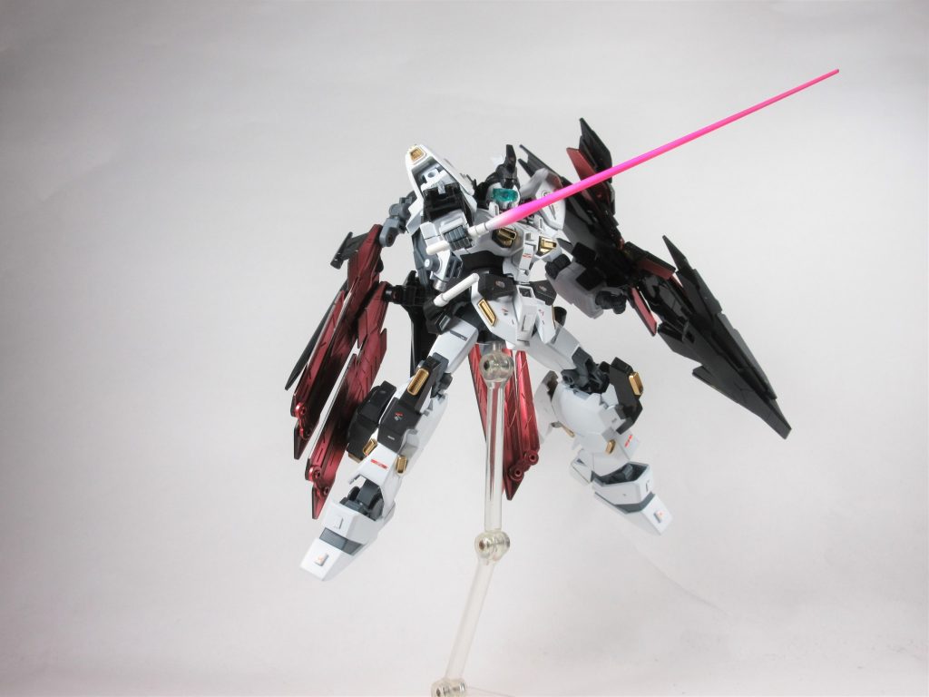 ビームサーベルサイドアーマーに装備された格闘武装この時代の一般機のものよりも高出力なモデルで高い切断力を持つが消費エネルギーが多く最大発振状態は長く保てない為アイドリング機能が実施されている。