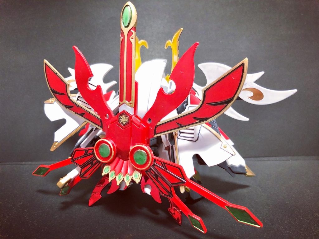 リア。天帝の神器に似た翼が装備されている。配置された緑色の宝玉より太陽光を吸収し力としている。