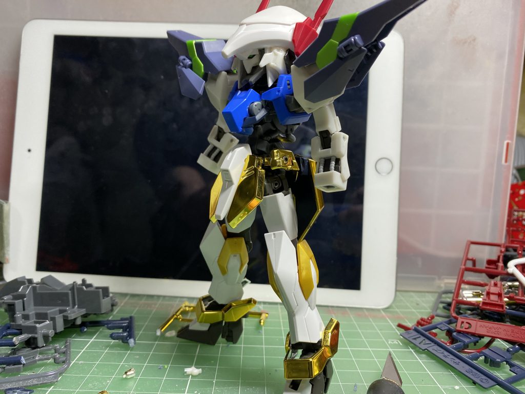 言い訳ー、そのさーん！当初はグレイズの胸を使う予定だったけどー、バランス悪かったからジュリアの胸を使ってー、贅沢にデルタガンダムのジャンクを投入したらー、慣れない金メッキに思わずなんまいだー！（ここまでのネタがわからない人はファイブスター物語を読もう）