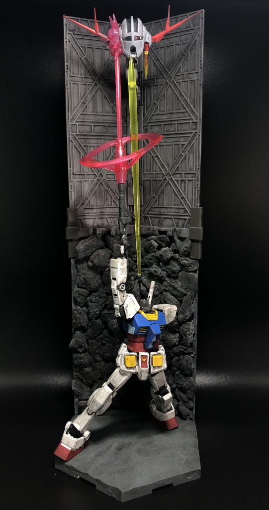 ジオングヘッドも入れて。付属のカスタマイズシーンベースそのままだと味気なかったので、台座をシーンベース雪原のものにタミヤの情景テクスチャを適当に。背景パネル下段も100均のバークチップを貼りつけて塗装しました。ビームエフェクト曲がってますね…