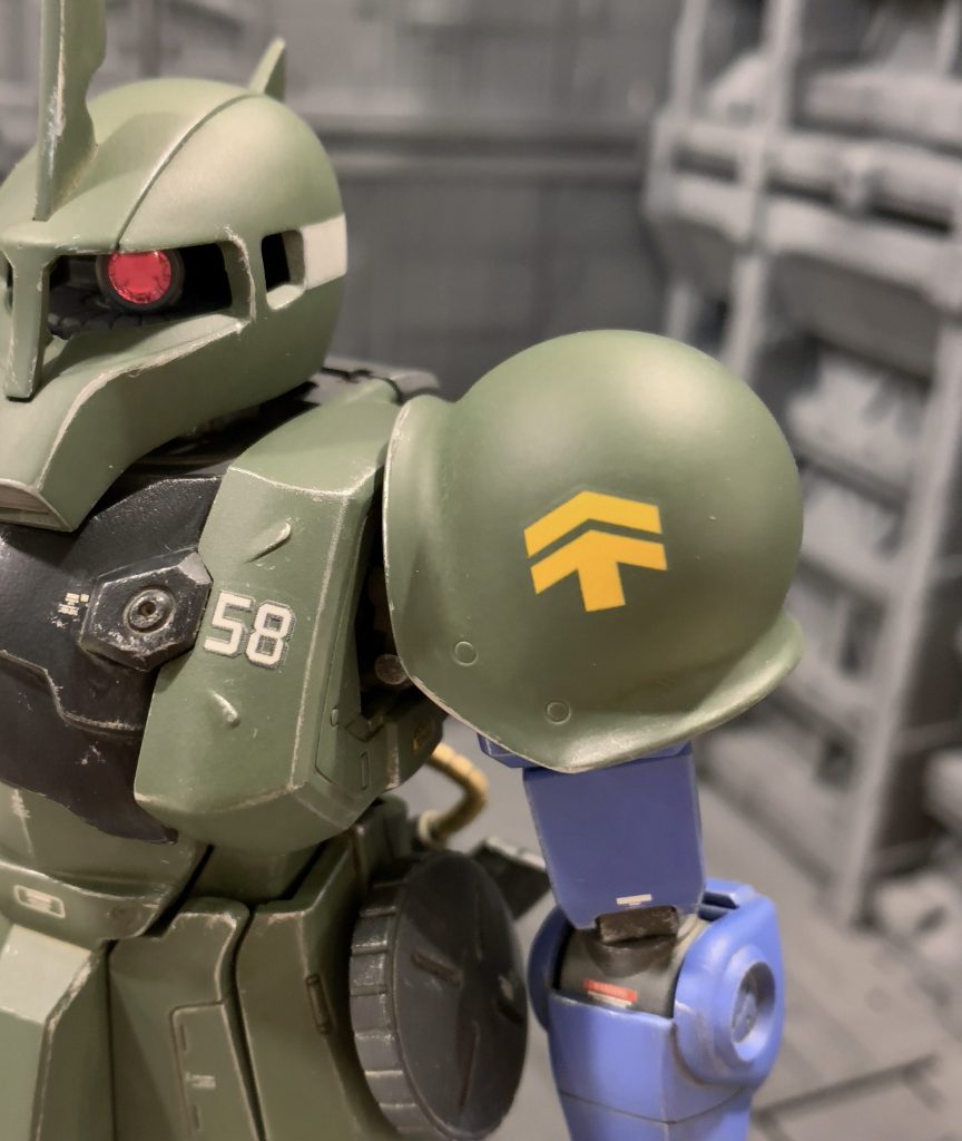 肩アーマーの鉄球のような丸さは特筆すべき美しさだと思います。最近のザクはこれも可動構造の都合だと思いますが、ちょっと横に長過ぎるキットが多い印象があります。まあどれも好みの問題なので、可動的に不利な造形が好きになってしまった自分を呪うしかありません(苦笑)