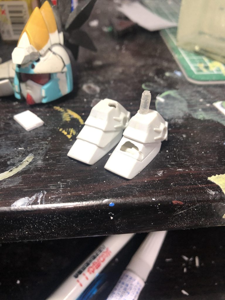 足は甲を削ってプレーンな形にしてます。