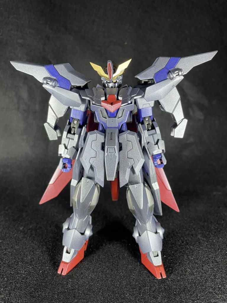 正面肩アーマーを増設。AGE2マグナムsvの踵のアレから拝借。胸上部にも装甲を追加。こちらはマルコシアスのフロントスカートから拝借。