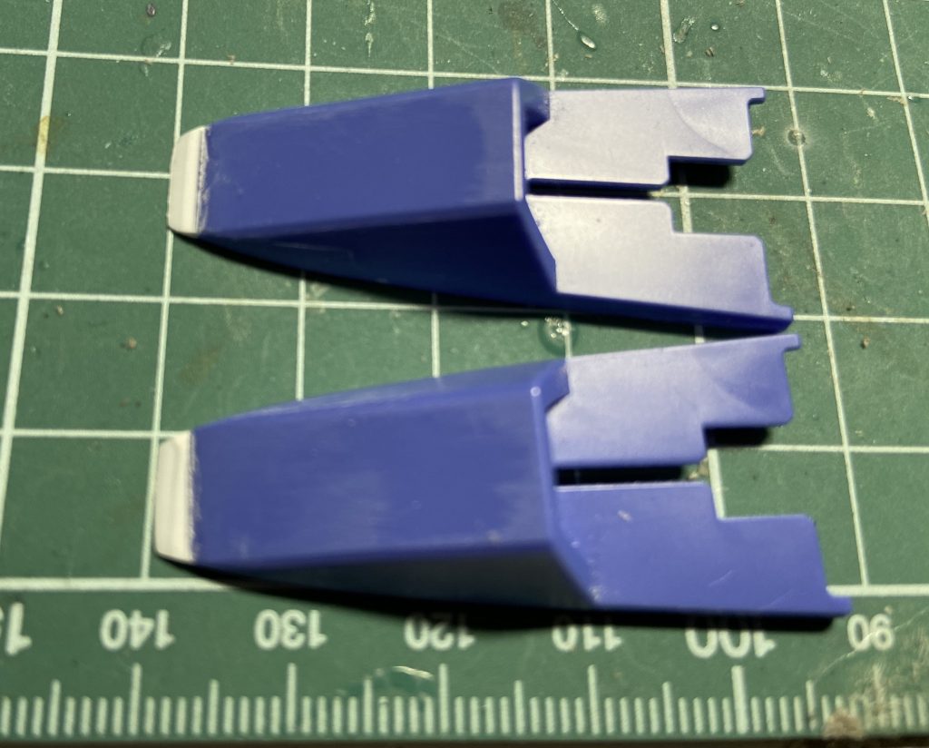 つま先はプラ板で延長。