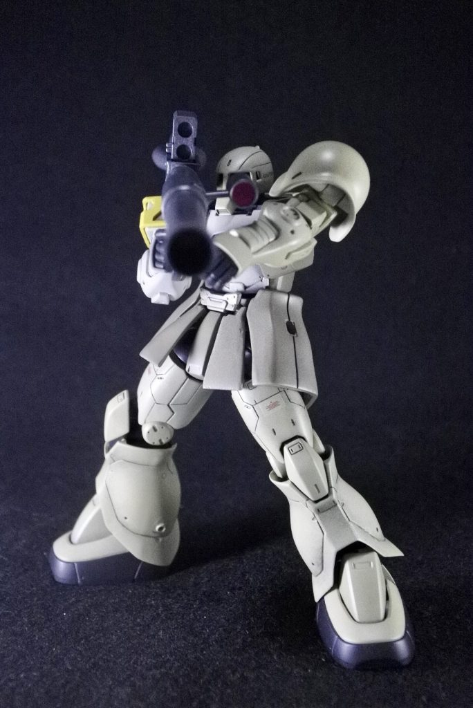 ポージングバズーカレンズは市販のシールから流用｡塗装に関してですが､ザクスナイパーをイメージして調色したつもりが､実際に塗ってみるとトップ小隊機のような仕上がりになりましたw(画像だと伝わりにくいかも？)