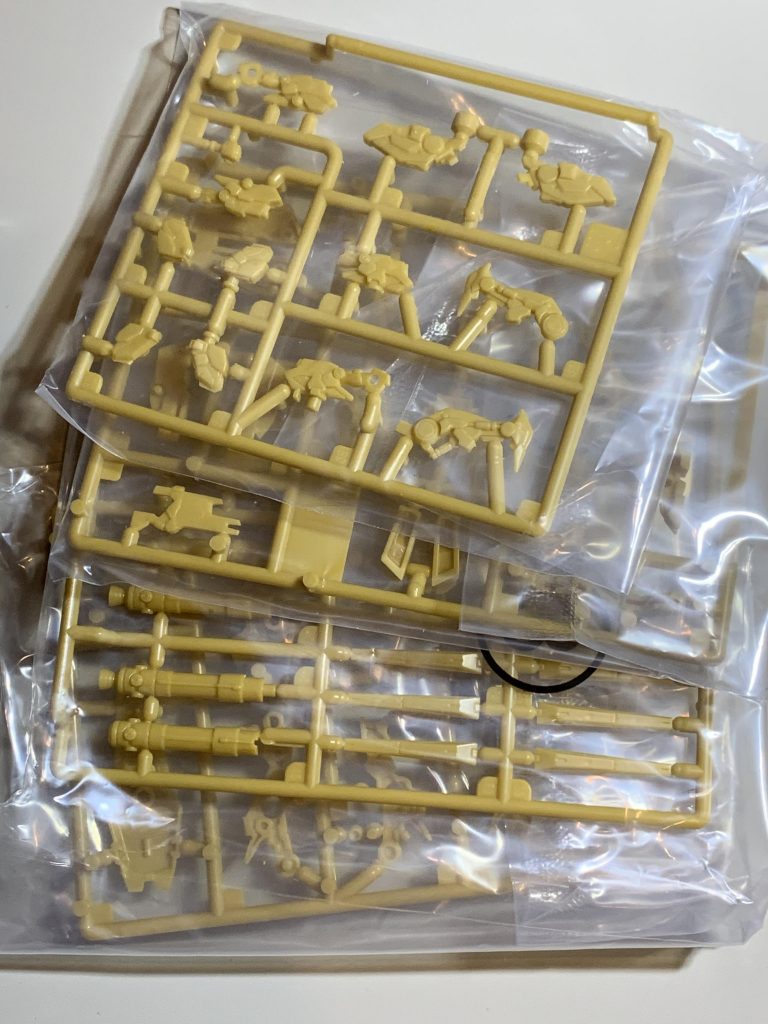 ランナーは4枚。パーツ数は50数個。食玩とは思えぬボリュームです。成型色は1色（黄土色）のみ。