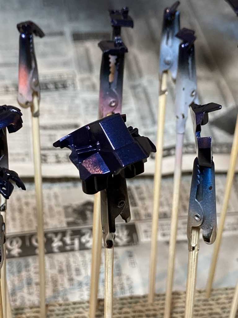 メタリック塗装。黒サフ→メタルダークブルー→クリアブラック→クリアの順に重ねて塗装。