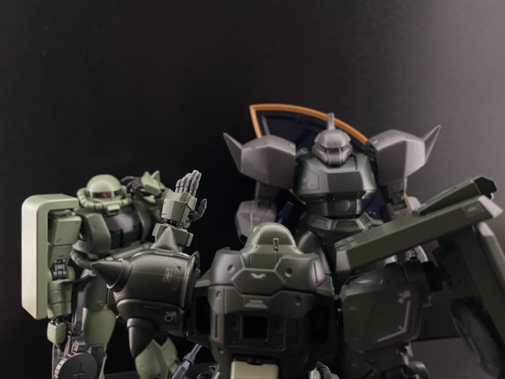 「先輩ち〜っす」「え〜君だれだっけ」「やだなぁ先輩、自分も同じザクっすよぉ」