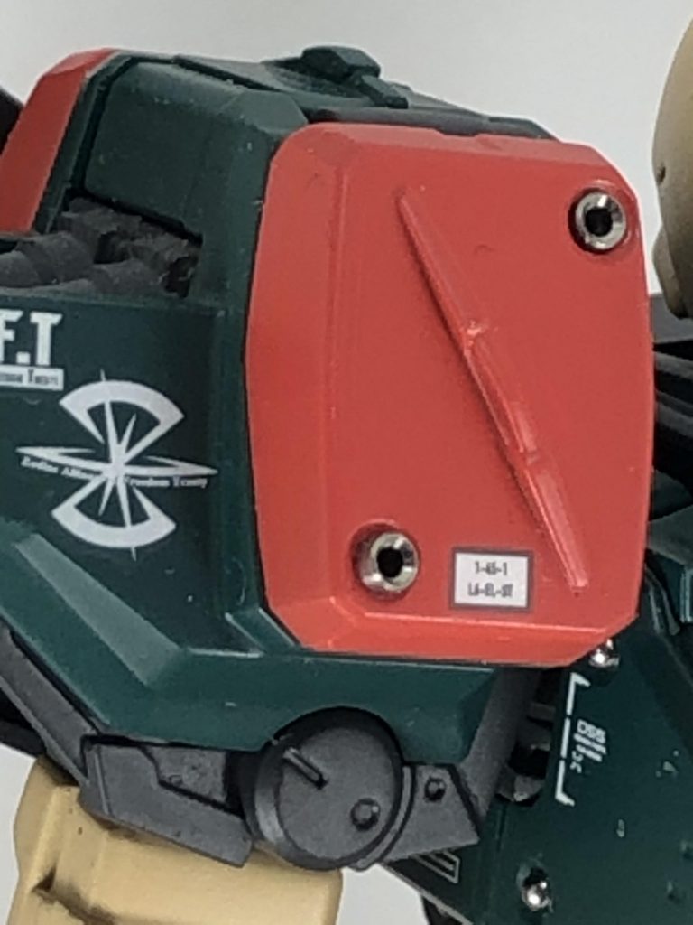 肩はメタルノズルを埋め込み、スラスターを追加しました。