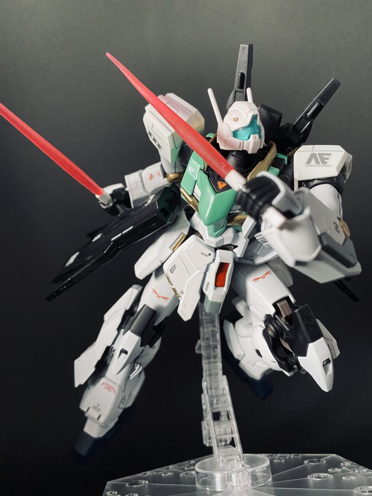 ビームサーベルを構えるジムⅢ。取り回しに優れる武装。強判定。