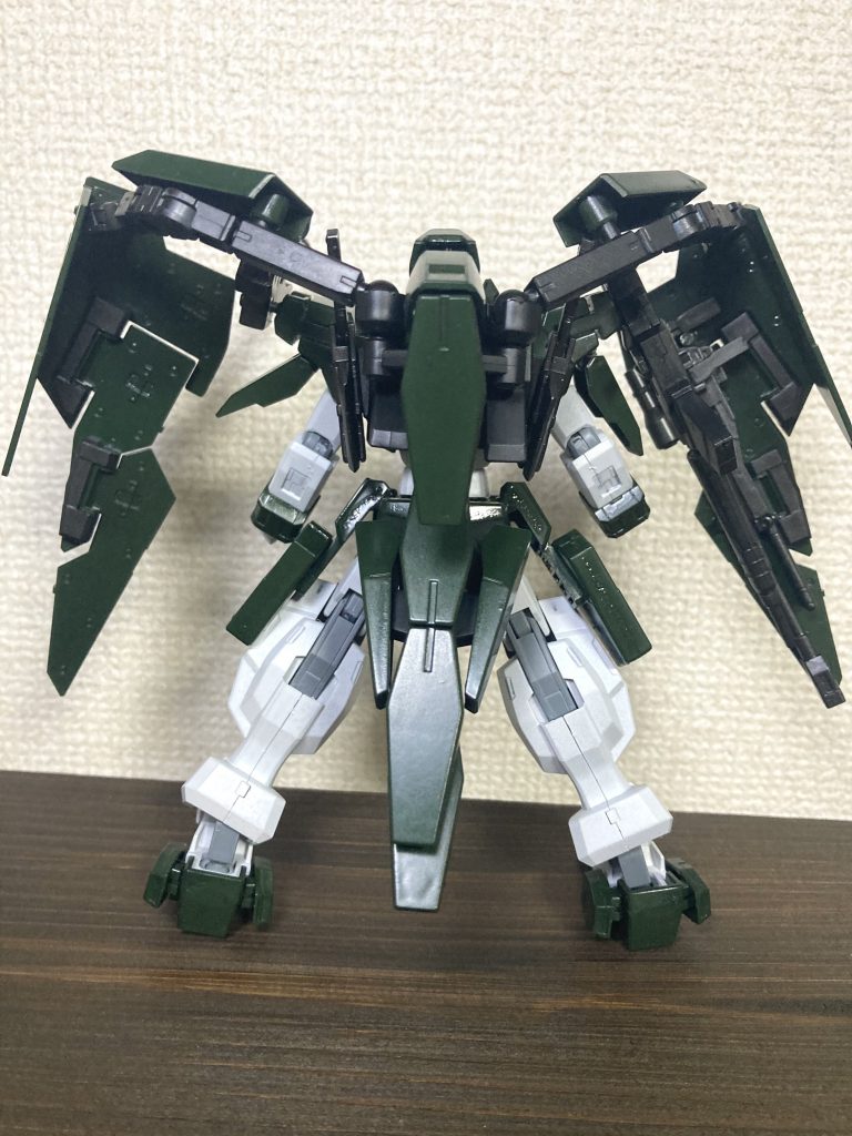 バックショットシールドの裏にはプラ棒を使いスナイパーライフルを収納出来るようにしてます。GNフルシールドはボールデンアームアームズを使って装備これは他のモデラーさんのアイディアを使わせてもらいました接続部分の見栄えが1番悪かった上の所はクアンタの脚パーツを使って隠し、真後ろはシールドビットを使って目立たなくしました