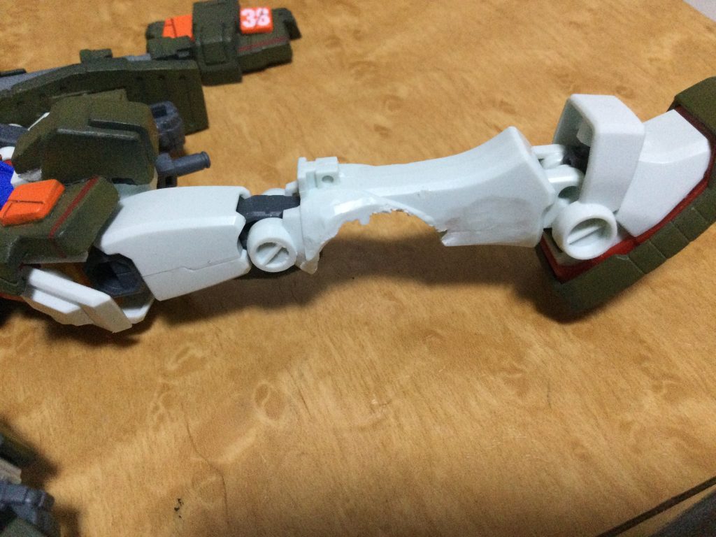 各パーツ合わない部分を削り込みましたが…もっとも合わなかったスネ〜ふくらはぎはこんな有様になりました(笑)意外にヒラメ筋すごいのね