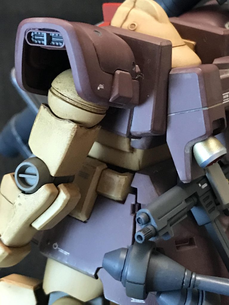 肩アーマー内は組み立てピンが丸見えなので、削り込んでからビルダーズパーツのスラスターで目隠し。