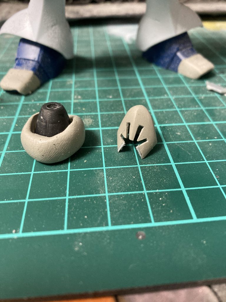 頭部の造形には本当に悩まされて…ゲルググの物を土台にしてバーニアを芯にヘルメットを被せるように作る。ここのすり合わせが一番難しかったポイントでしたね…( ･ὢ･ ) ﾑﾑｯ