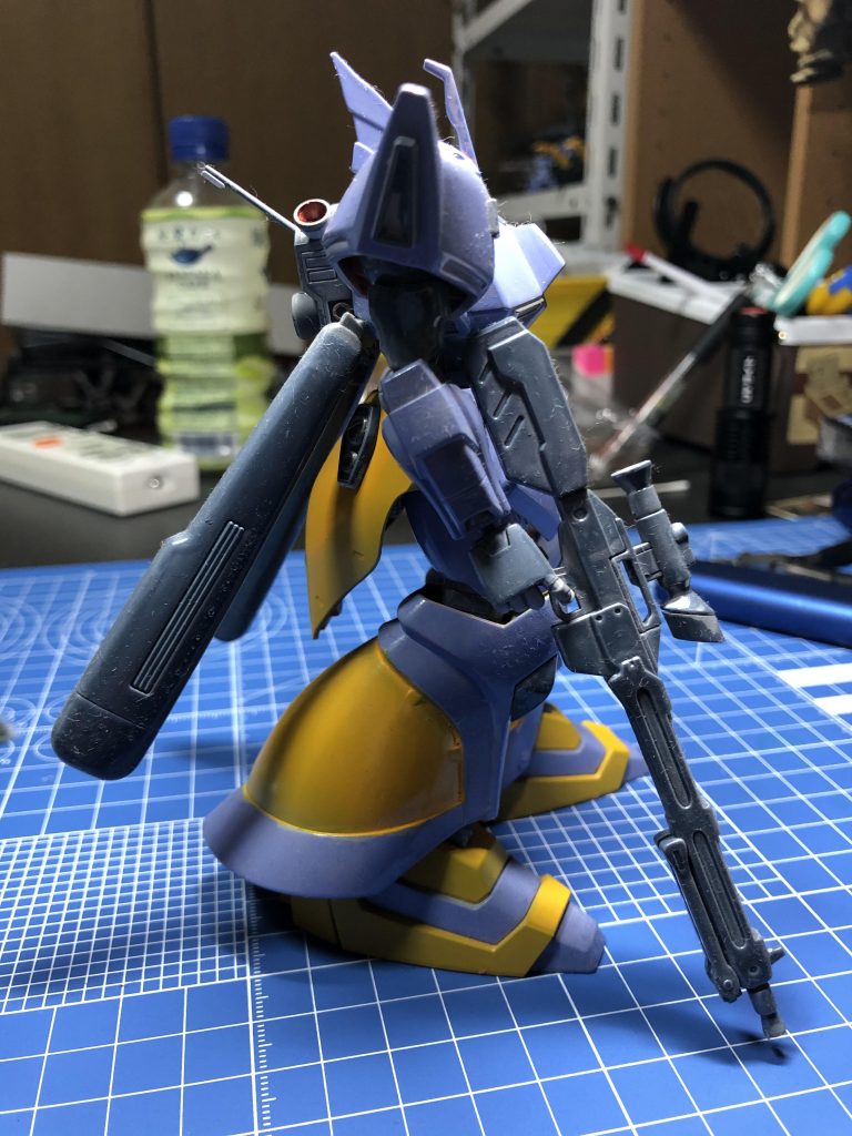 小〜中学の同級生の友達が一時期ガンプラを作っていて、たまに積みプラや工具など、要らないか？と連絡をくれるのですが、このゲルググと同じ時に塗料ももらったので作ってみました。バウとダブルオーライザーももらったのですが、現在制作中です。