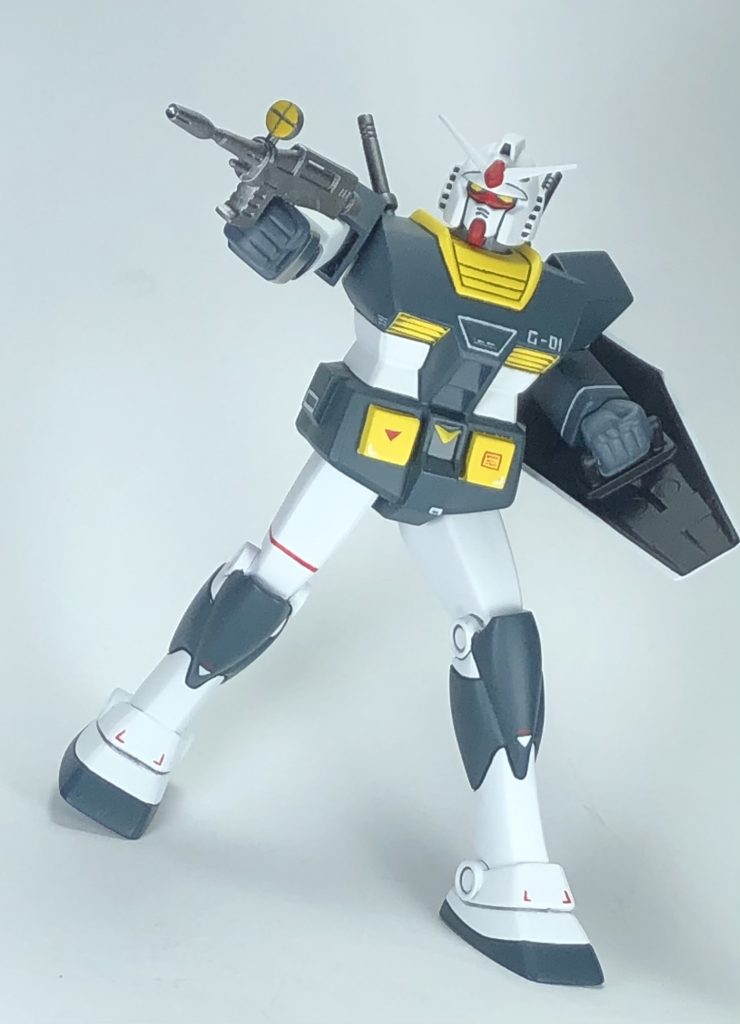 ビームライフルをかまえるガンダム。