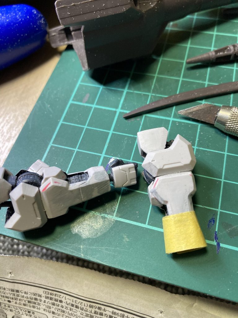 削った腕は何となく形になったような…。ここもデザインナイフで筋彫りしてみました。ガイドテープ？持ってないからマスキングテープで。