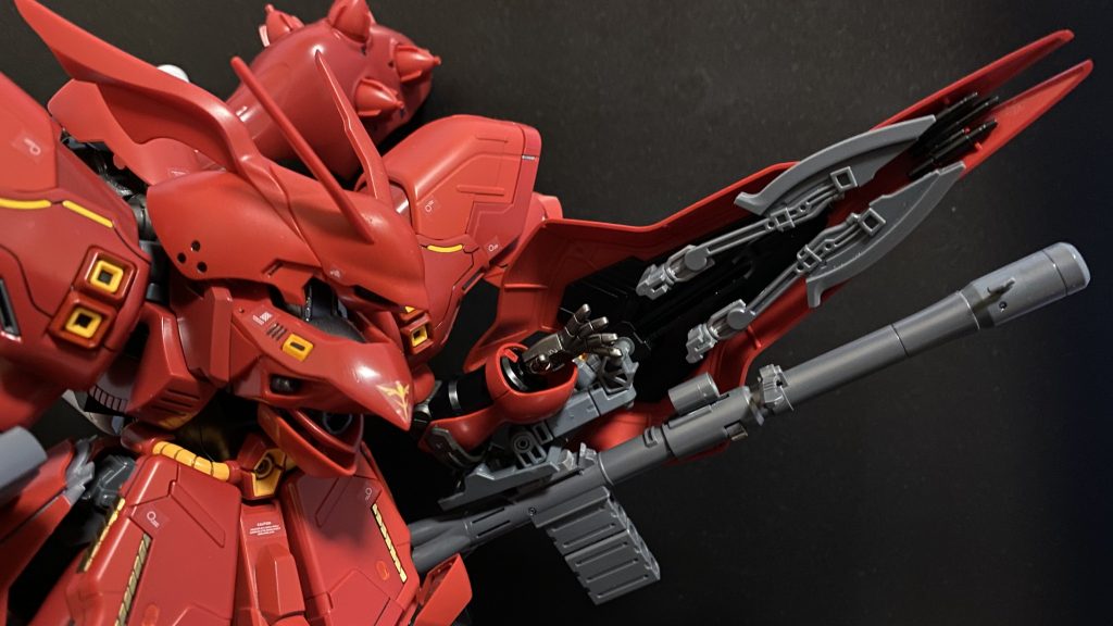 バズーカ左腕に担架される、弾速の速いロケット弾装を六発装填する。ジャイアントバズーカを改良した物。サザビーと同タイプのシールドの裏側には、マイクロミサイル、ビームサーベルが装備されている。