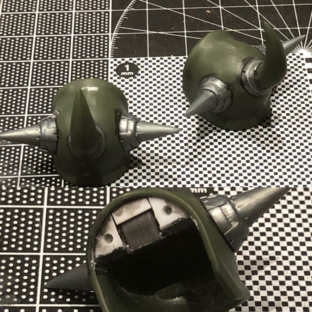 スパイクアーマー　ビルダーズパーツで加工。裏側は、プラ板とパテ埋めし、簡単なモールドを追加しました。