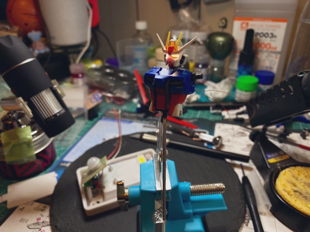 電飾には2012サイズのチップLEDとエナメル線を使用しています。首から胴体を通して股関節部分から真鍮パイプを経て土台へ接続しています。