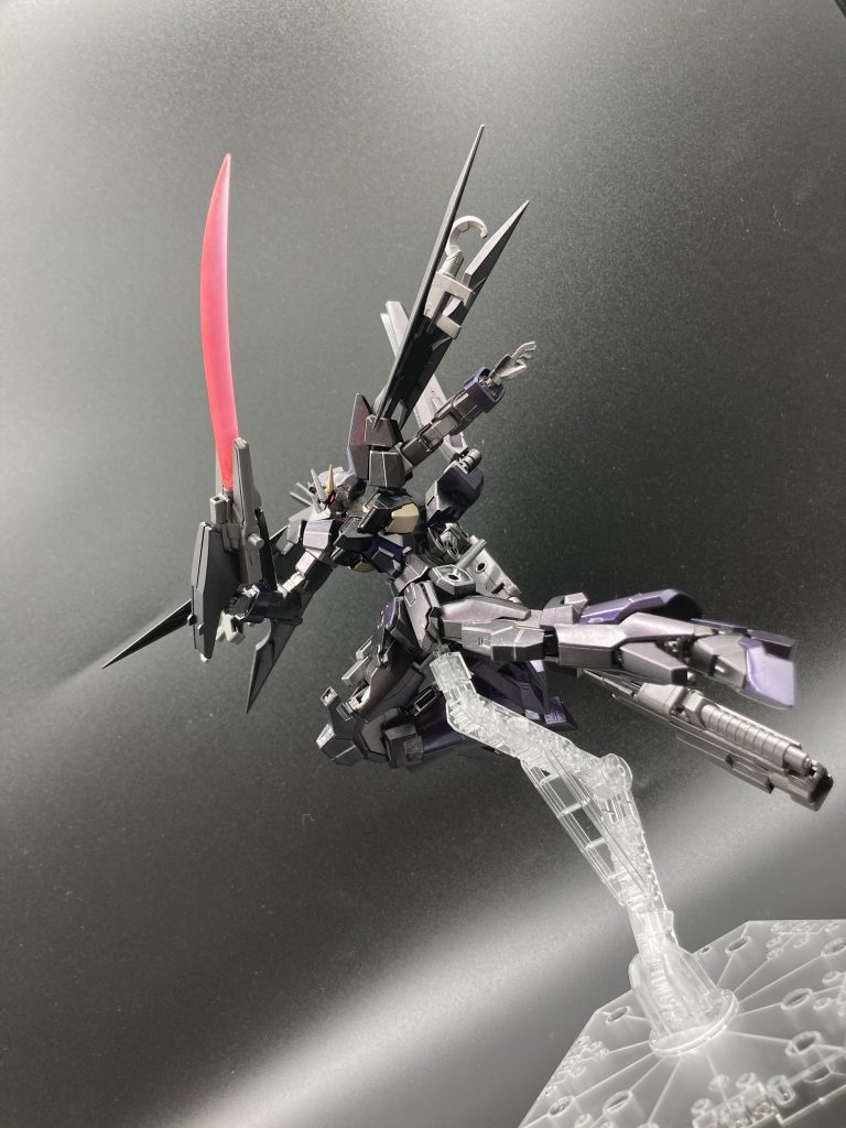 この武装はビームザンバーとしてつかえ近接戦闘を行います! ビームを両断する事が可能です!