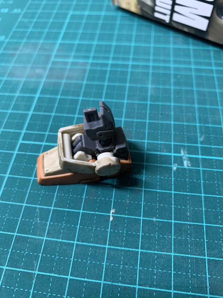 脚部の横への可動範囲が狭く感じましたので、パーツを削り込みました。ただ削っただけですので見栄えは悪いですが、ほぼ見えないところなので手抜きです笑。