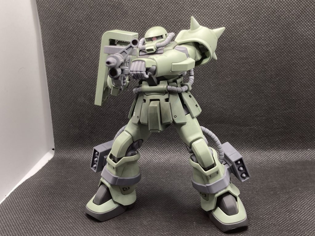 ここからはアクションポーズです。ザクと言えばこのマシンガン両手構え