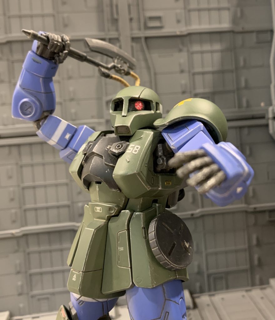 モノアイはMSサイトレンズの中にメタリックピンクの反射シートを貼ったものをモノアイ基部パーツに接着しました。大きさも個人的にはバッチリで気に入りました。モノアイカバーは着けていませんので、後頭部の操作ノッチは切り飛ばし、モノアイ可動は棒で直接動かします。MSサイトレンズは細かいディテールが入っているので、今回のようなハイディテールな初期MGキットにはよくマッチすると思います。逆にディテール少な目のキットには、WAVEのフラットバーニア等のシンプルなパーツの方が合う気がします。